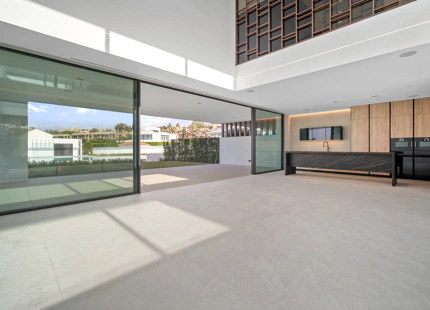 VILLA NUEVA EN VENTA EN LA MILLA DE ORO, MARBELLA