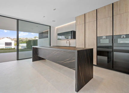 VILLA NUEVA EN VENTA EN LA MILLA DE ORO, MARBELLA