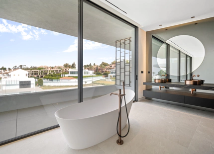 VILLA NUEVA EN VENTA EN LA MILLA DE ORO, MARBELLA