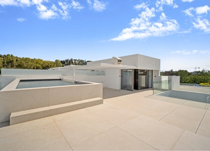 VILLA NUEVA EN VENTA EN LA MILLA DE ORO, MARBELLA