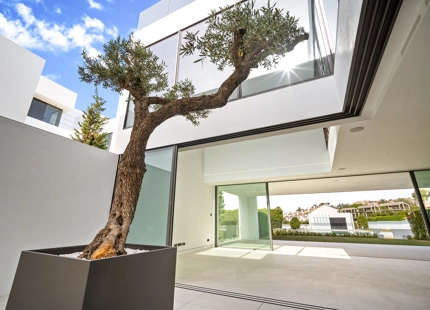 VILLA NUEVA EN VENTA EN LA MILLA DE ORO, MARBELLA