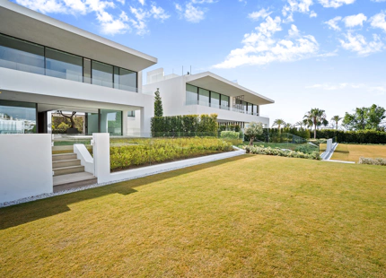 VILLA NUEVA EN VENTA EN LA MILLA DE ORO, MARBELLA