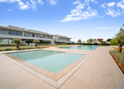 VILLA NUEVA EN VENTA EN LA MILLA DE ORO, MARBELLA
