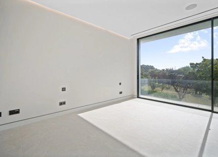 VILLA NUEVA EN VENTA EN LA MILLA DE ORO, MARBELLA