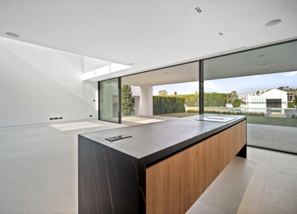 VILLA NUEVA EN VENTA EN LA MILLA DE ORO, MARBELLA
