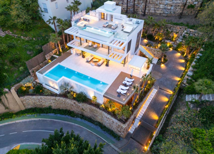 VILLA MODERNA CON IMPRESIONANTES AMENIDADES EN VENTA EN LA QUINTA
