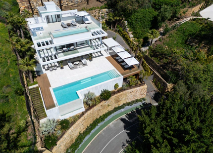VILLA MODERNA CON IMPRESIONANTES AMENIDADES EN VENTA EN LA QUINTA