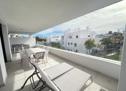 APARTAMENTO TRANQUILO DE DOS DORMITORIOS EN VENTA EN ESTEPONA