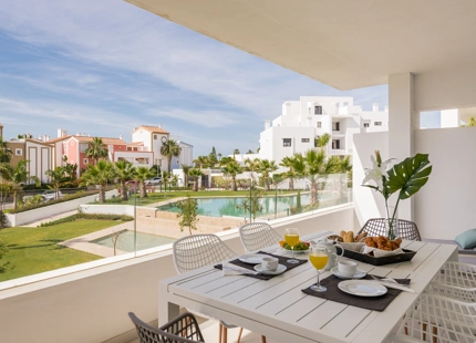 APARTAMENTO TRANQUILO DE DOS DORMITORIOS EN VENTA EN ESTEPONA