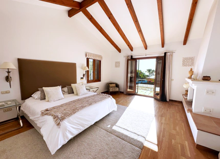 ENCANTADORA VILLA ANDALUZA EN VENTA EN SIERRA BLANCA, MARBELLA