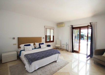 ENCANTADORA VILLA ANDALUZA EN VENTA EN SIERRA BLANCA, MARBELLA