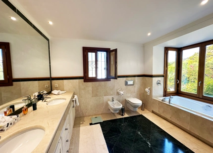 ENCANTADORA VILLA ANDALUZA EN VENTA EN SIERRA BLANCA, MARBELLA