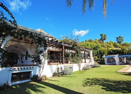 ENCANTADORA VILLA ANDALUZA EN VENTA EN SIERRA BLANCA, MARBELLA