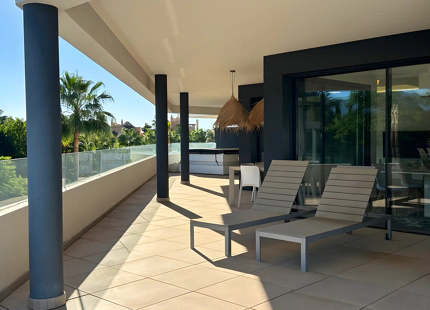 APARTAMENTO DE DISEÑO EN VENTA EN CAMPANARIO HILLS ESTEPONA