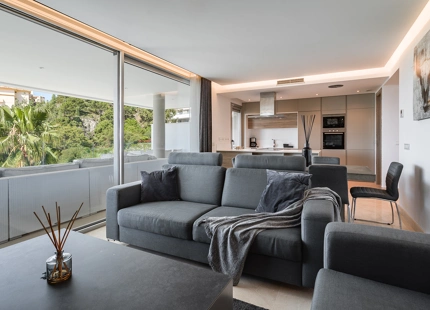 CONTEMPORARY APARTMENT WITH PANORAMIC VIEWS FOR SALE IN BENAHAVIS