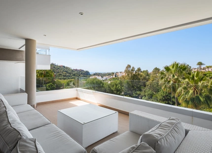 CONTEMPORARY APARTMENT WITH PANORAMIC VIEWS FOR SALE IN BENAHAVIS