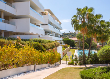 CONTEMPORARY APARTMENT WITH PANORAMIC VIEWS FOR SALE IN BENAHAVIS