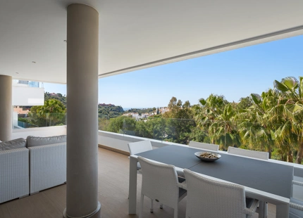 CONTEMPORARY APARTMENT WITH PANORAMIC VIEWS FOR SALE IN BENAHAVIS