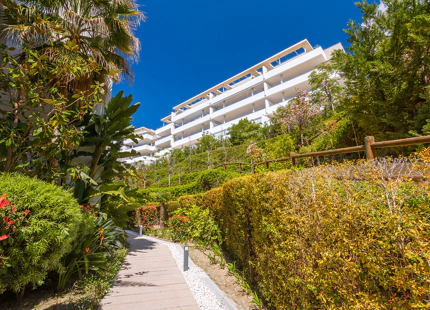 CONTEMPORARY APARTMENT WITH PANORAMIC VIEWS FOR SALE IN BENAHAVIS