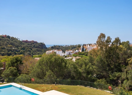 CONTEMPORARY APARTMENT WITH PANORAMIC VIEWS FOR SALE IN BENAHAVIS