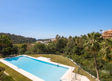 CONTEMPORARY APARTMENT WITH PANORAMIC VIEWS FOR SALE IN BENAHAVIS