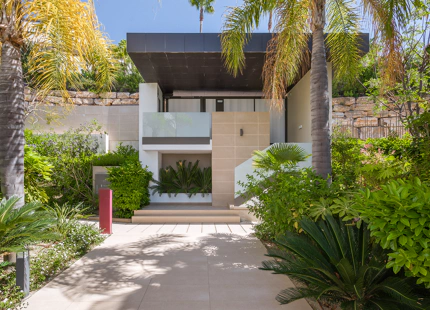 CONTEMPORARY APARTMENT WITH PANORAMIC VIEWS FOR SALE IN BENAHAVIS