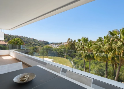 CONTEMPORARY APARTMENT WITH PANORAMIC VIEWS FOR SALE IN BENAHAVIS
