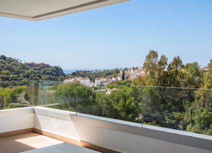 CONTEMPORARY APARTMENT WITH PANORAMIC VIEWS FOR SALE IN BENAHAVIS