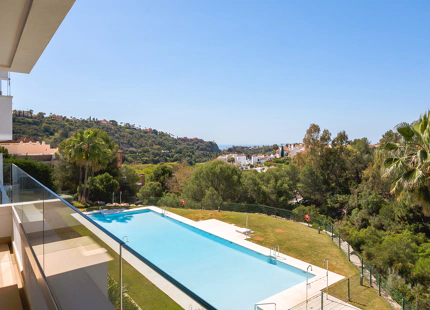 CONTEMPORARY APARTMENT WITH PANORAMIC VIEWS FOR SALE IN BENAHAVIS