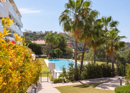CONTEMPORARY APARTMENT WITH PANORAMIC VIEWS FOR SALE IN BENAHAVIS
