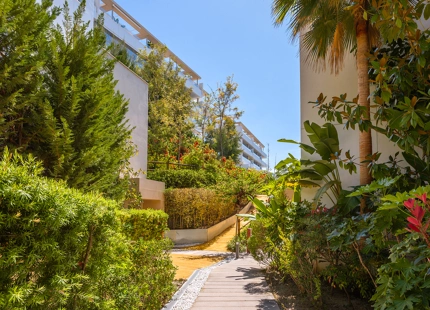 CONTEMPORARY APARTMENT WITH PANORAMIC VIEWS FOR SALE IN BENAHAVIS