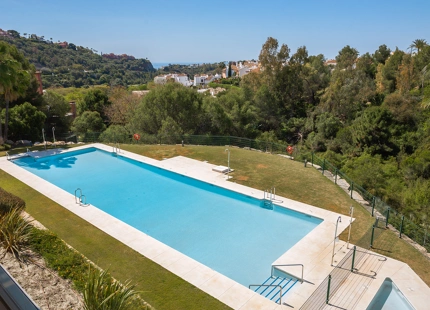 CONTEMPORARY APARTMENT WITH PANORAMIC VIEWS FOR SALE IN BENAHAVIS