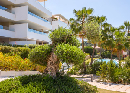 CONTEMPORARY APARTMENT WITH PANORAMIC VIEWS FOR SALE IN BENAHAVIS