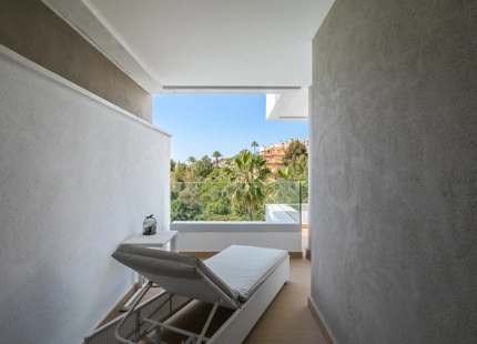 CONTEMPORARY APARTMENT WITH PANORAMIC VIEWS FOR SALE IN BENAHAVIS