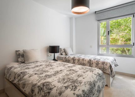 CONTEMPORARY APARTMENT WITH PANORAMIC VIEWS FOR SALE IN BENAHAVIS