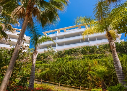 CONTEMPORARY APARTMENT WITH PANORAMIC VIEWS FOR SALE IN BENAHAVIS