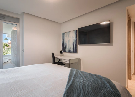 CONTEMPORARY APARTMENT WITH PANORAMIC VIEWS FOR SALE IN BENAHAVIS