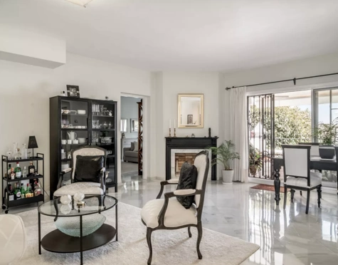 Apartamento en venta en Las Colinas de Marbella, Benahavis