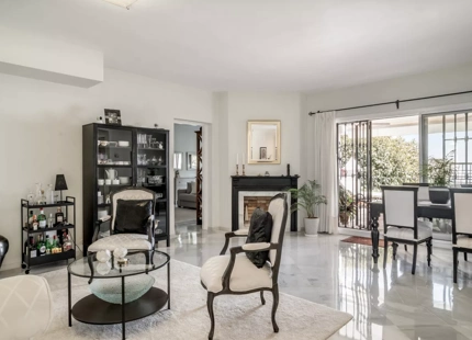APARTAMENTO DE ESTILO ESPAÑOL CON IMPRESIONANTES VISTAS EN VENTA EN BENAHAVÍS