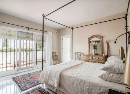 APARTAMENTO DE ESTILO ESPAÑOL CON IMPRESIONANTES VISTAS EN VENTA EN BENAHAVÍS