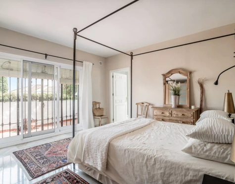 Apartamento en venta en Las Colinas de Marbella, Benahavis
