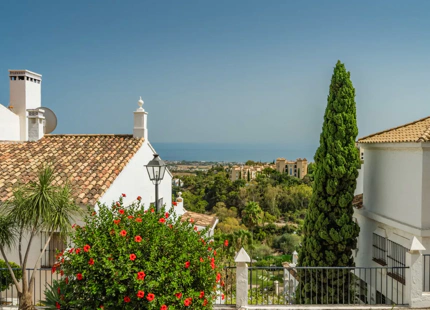 APARTAMENTO DE ESTILO ESPAÑOL CON IMPRESIONANTES VISTAS EN VENTA EN BENAHAVÍS