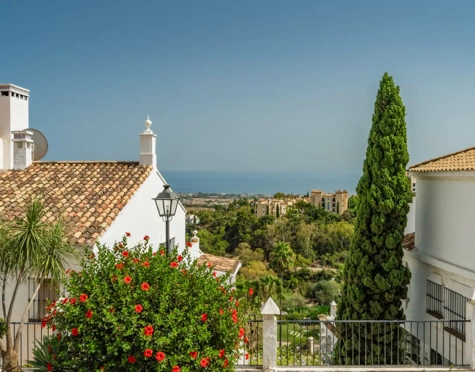 Apartamento en venta en Las Colinas de Marbella, Benahavis