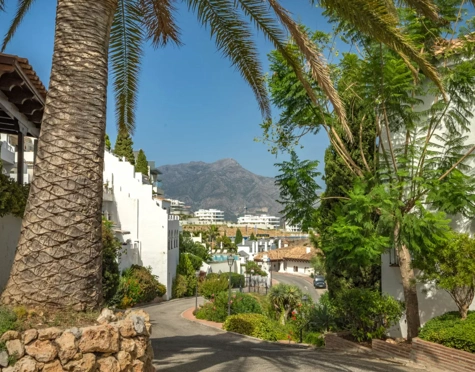 Apartamento en venta en Las Colinas de Marbella, Benahavis