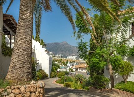 APARTAMENTO DE ESTILO ESPAÑOL CON IMPRESIONANTES VISTAS EN VENTA EN BENAHAVÍS