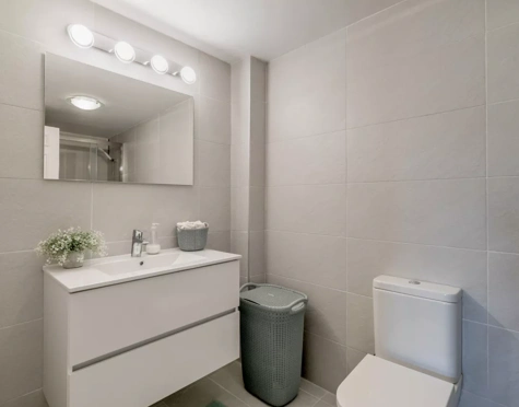Apartamento en venta en Las Colinas de Marbella, Benahavis