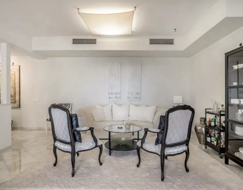 Apartamento en venta en Las Colinas de Marbella, Benahavis