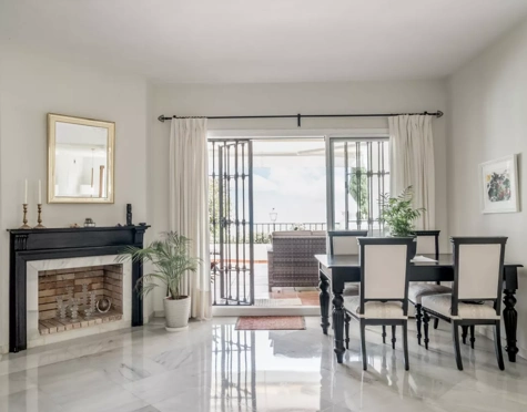 Apartamento en venta en Las Colinas de Marbella, Benahavis