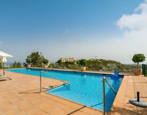 Apartamento en venta en Las Colinas de Marbella, Benahavis