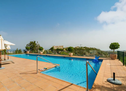 APARTAMENTO DE ESTILO ESPAÑOL CON IMPRESIONANTES VISTAS EN VENTA EN BENAHAVÍS